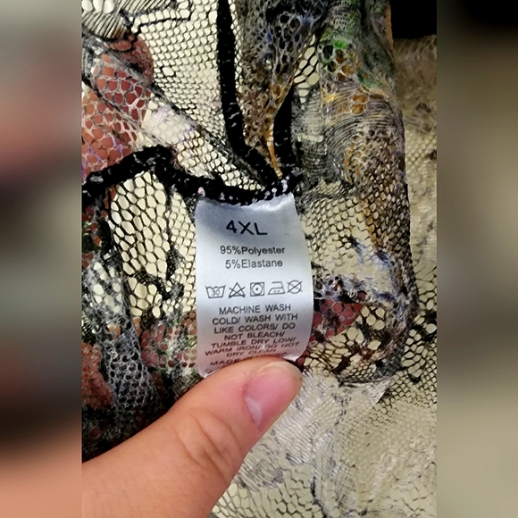 Plus size Cropped Lace top - Picture 3 of 3